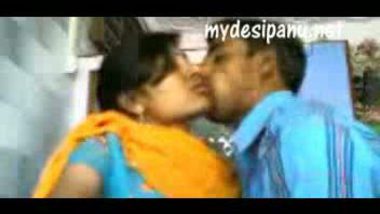 Kolkata college lovers open kiss capture by voyeur hot tamil girls ...
