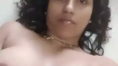 Bhabhi Shows her Boobs