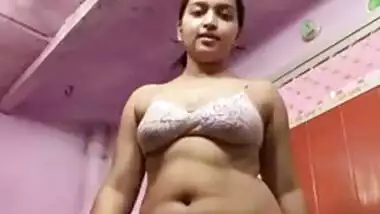 Sexy Indian girl bathing nude on cam