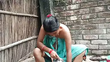 Desi xxx video of Bhabhi sucking a dick while bathing