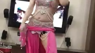 Stunning Desi call-girl impresses her XXX clients with sexy dance