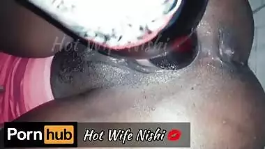 Sri Lankan Hot Wife having Fun by inserting a Beer bottle to her Pussy බියර් බෝතලෙන් ගත්තු සැපක්