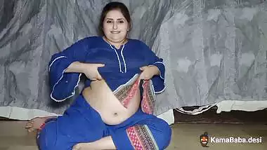 Lahore milf shows her big boobs and ass in Pakistani sex