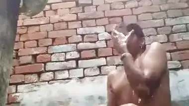 Desi MMS Of Horny Teen Bathing