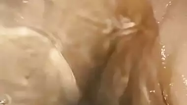 Cute girl sex in bathtub viral Hindi sex mms