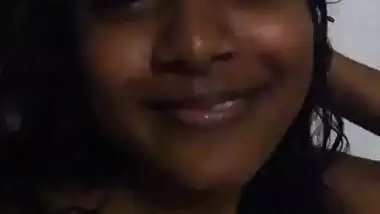 Lankan Girl SHowing her Big Boobs
