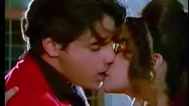 Hot Passionate Kiss from BollyWood Movie! – FSIBlog.com