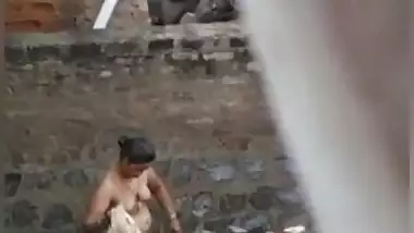 Desi village bbw aunty outdoor bath
