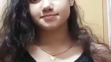 Bangladeshi TikToker girl naked boobs playing viral MMS
