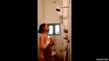 voyeur-sex-of-indian-bhabhi-filmed-taking-shower