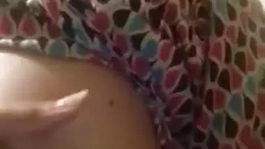 Attractive Desi MILF plays with own natural XXX tits on the camera