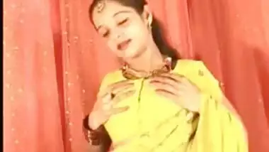 Hot Northindian B Grade Actress expose her Boobs & Pussy