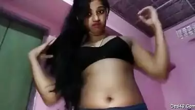 Indian amateur sex model exposes her XXX tits in a solo sex clip
