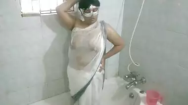 big boobs desi bhabhi shower
