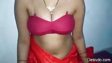 Desi supper hot aunty showing boobs and fucking