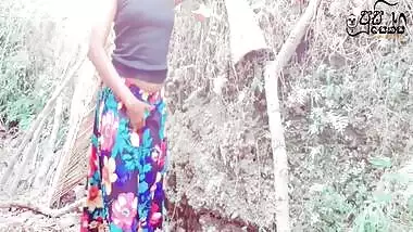 Girl Outdoor Pissingනදීකා අක්කා කුනුහරැප කියලා චූ දානවා With Sri Lankan