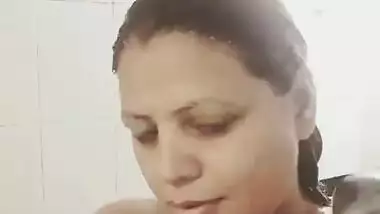 Sexiest bhabhi bathing self record for husband video stolen and leaked from her mobil