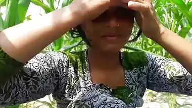 Desi village cute girl ready for fucking in field