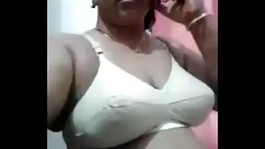 Desi mami Mitu Showing her boobs 