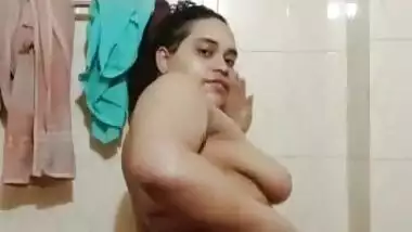 Chubby Indian lady making nude bath video