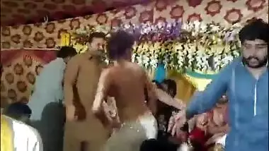 Sexy Pakistani Girl’s Topless Mujra