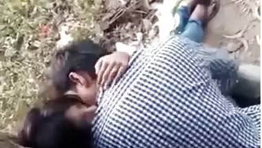 Desi lovers caught smoothcing in park