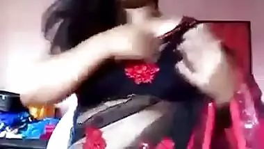 Horny Marathi Bhabhi Shows Her Big Boobs
