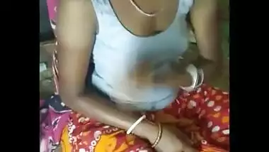 Hot village housewife bhabhi soma sexy legs, cleavage and navel show.