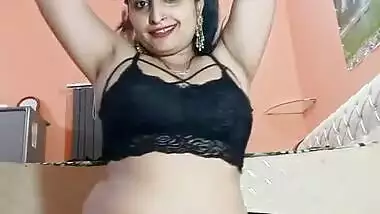 Beautiful Bhabhi ass show in Live
