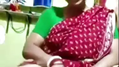 Village aunty saree lifting naked pussy viral show