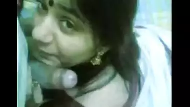 Desi Pune cheating house wife gives perfect blowjob