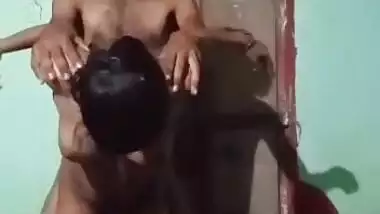 Indian lovers sex in standing style viral MMS