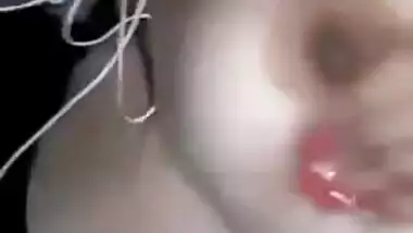 Young Indian chick perfectly combines listening to music with masturbation