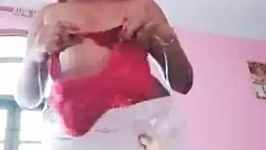 Swathi Naidu Covering Boobs With New Blouse