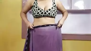 Desi female with XXX boobs in bra show how to put a sex sari on