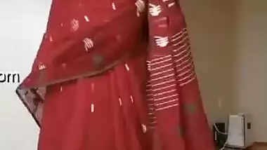 Red sari makes Indian mom look even more amazing when she moves body