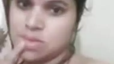 Hot XXX video of Desi woman who exposes her boobs in the pink bra