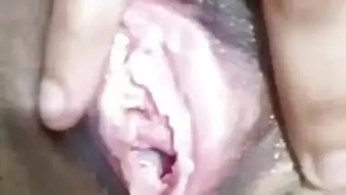 Pussy rubbing MMS video of hot Indian college girl