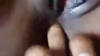 Desi wife enjoys having her XXX anus fingered by man in MMS clip
