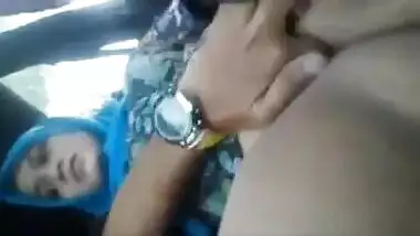 Desi teacher Bhabhi pussy fingering in car by bf moaning