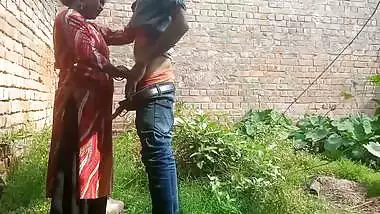 The guy fucks his married GF outdoors in a desi sex video