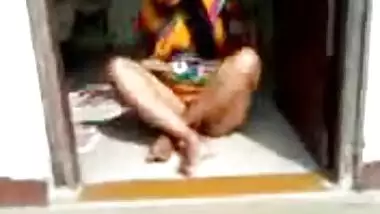 My neighbour bhabhi lifting saree to show cunt..desi