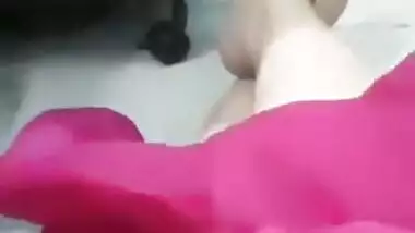 Horny Bhabi Lifting Her Saree