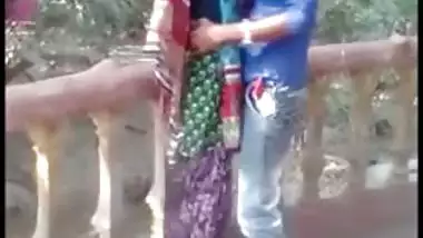 Outdoor Desi mms clip of slim Indian gal caught kissing her lover