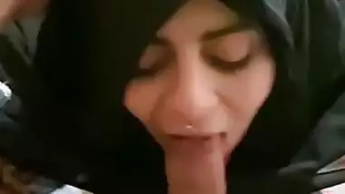 Slut hijabi girl sucks a dick for money in Bangladeshi sex