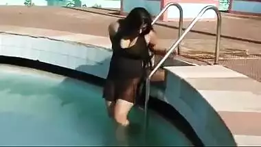 Desi aunty smooch near swimming pool with diver