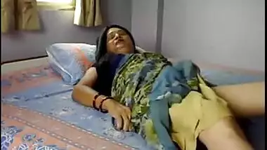 Desi mature aunty first time masturbate front of cam on request