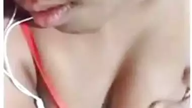 Cute lankan Girl Showing her Boobs and Pussy