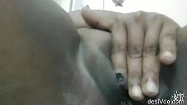Mature Tamil bhabhi fingering