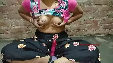 Insatiable Desi babe masturbates sticking XXX vibrator into pussy